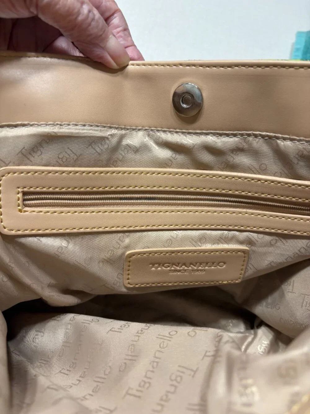 NWOT Gorgeous Tignanello Leather Tote in Foral Print with many pockets